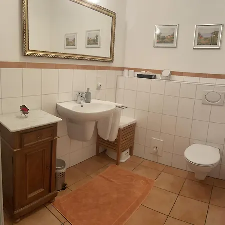 Mit Grosszuegiger Terrasse Und Blick In Apartment